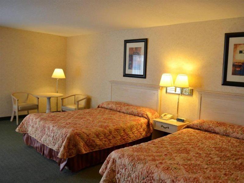 מקינאו סיטי Court Plaza Inn & Suites Of Mackinaw מראה חיצוני תמונה