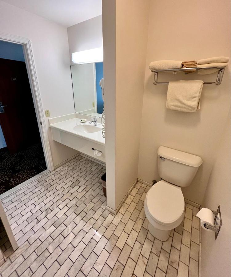 מקינאו סיטי Court Plaza Inn & Suites Of Mackinaw מראה חיצוני תמונה