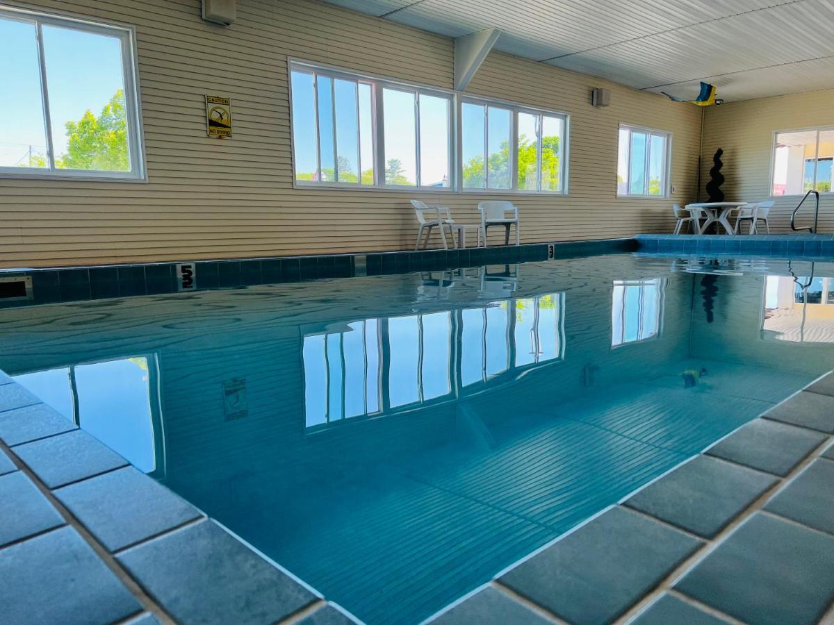 מקינאו סיטי Court Plaza Inn & Suites Of Mackinaw מראה חיצוני תמונה