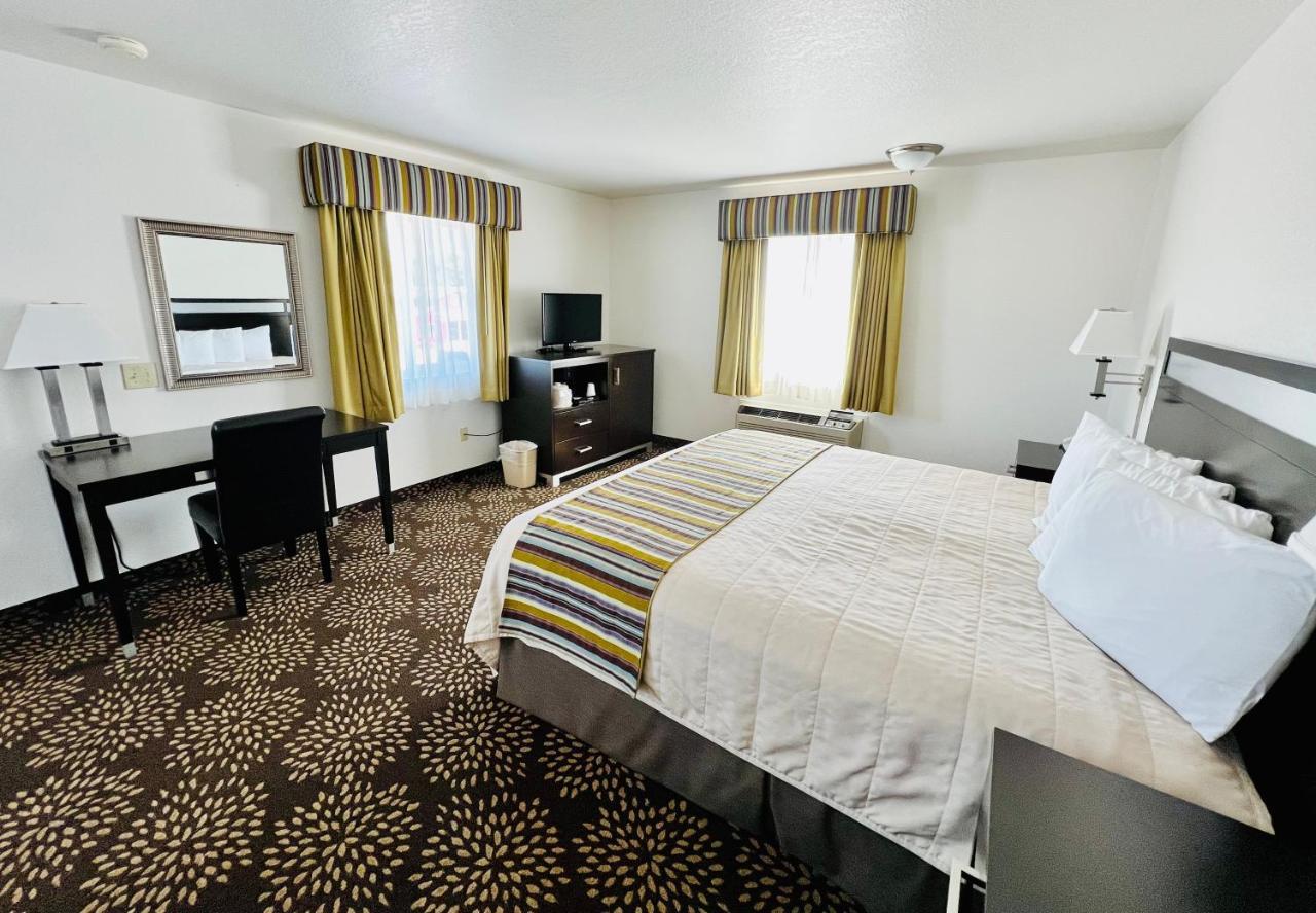 מקינאו סיטי Court Plaza Inn & Suites Of Mackinaw מראה חיצוני תמונה