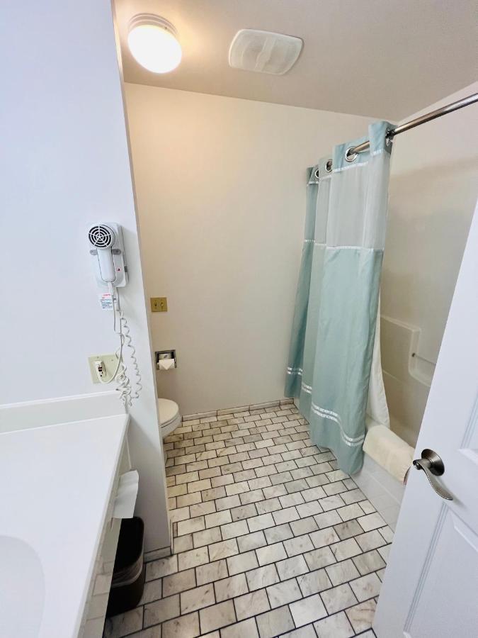 מקינאו סיטי Court Plaza Inn & Suites Of Mackinaw מראה חיצוני תמונה