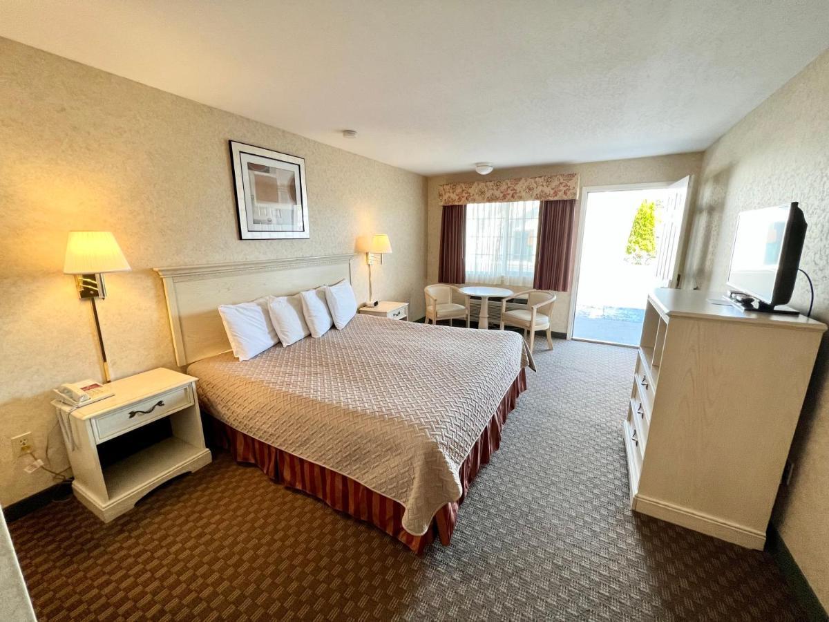 מקינאו סיטי Court Plaza Inn & Suites Of Mackinaw מראה חיצוני תמונה