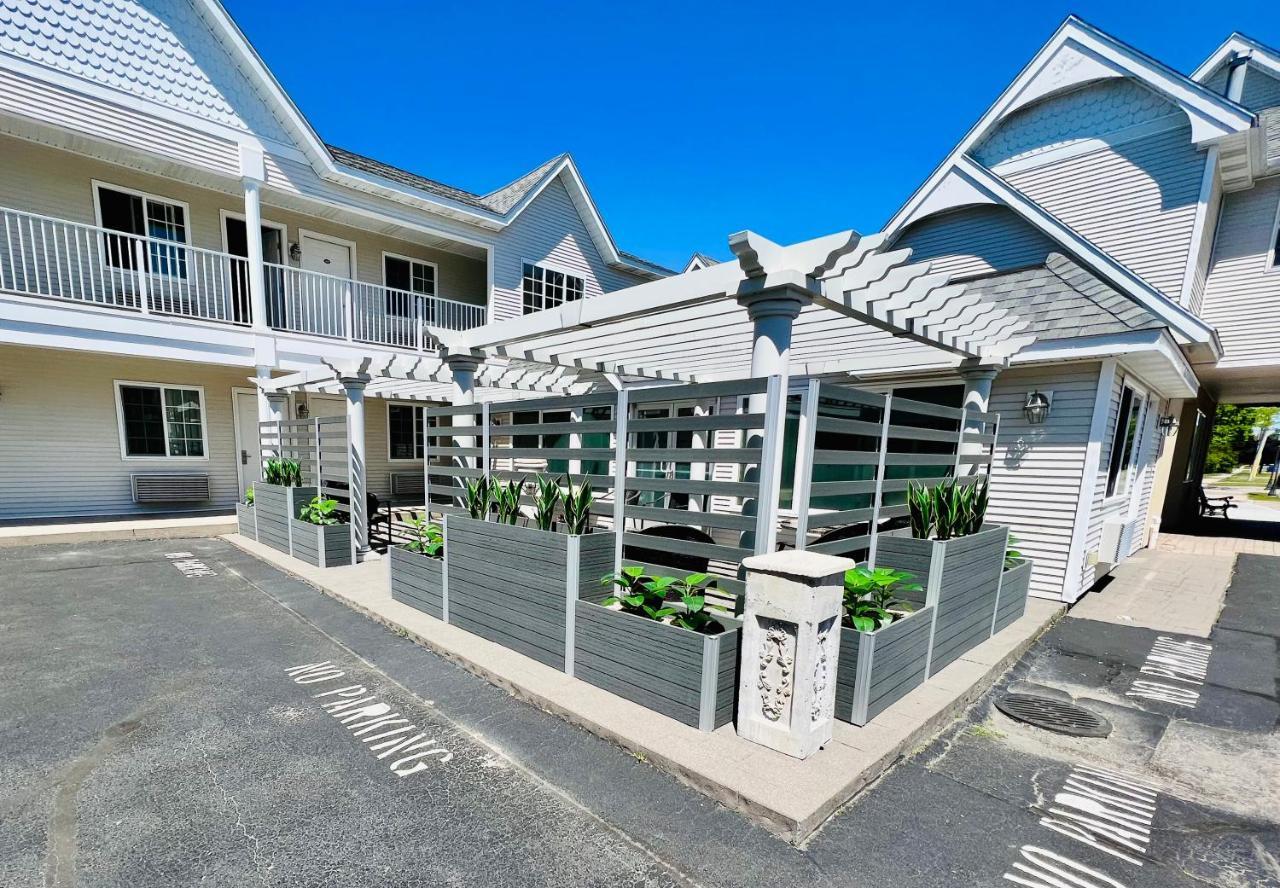 מקינאו סיטי Court Plaza Inn & Suites Of Mackinaw מראה חיצוני תמונה