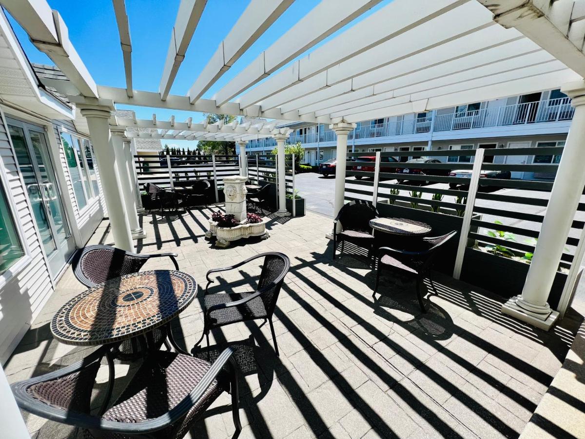 מקינאו סיטי Court Plaza Inn & Suites Of Mackinaw מראה חיצוני תמונה