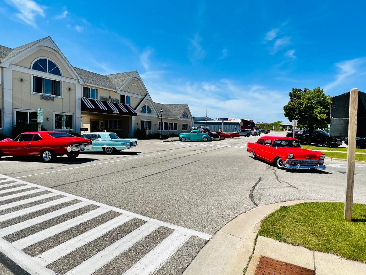 מקינאו סיטי Court Plaza Inn & Suites Of Mackinaw מראה חיצוני תמונה