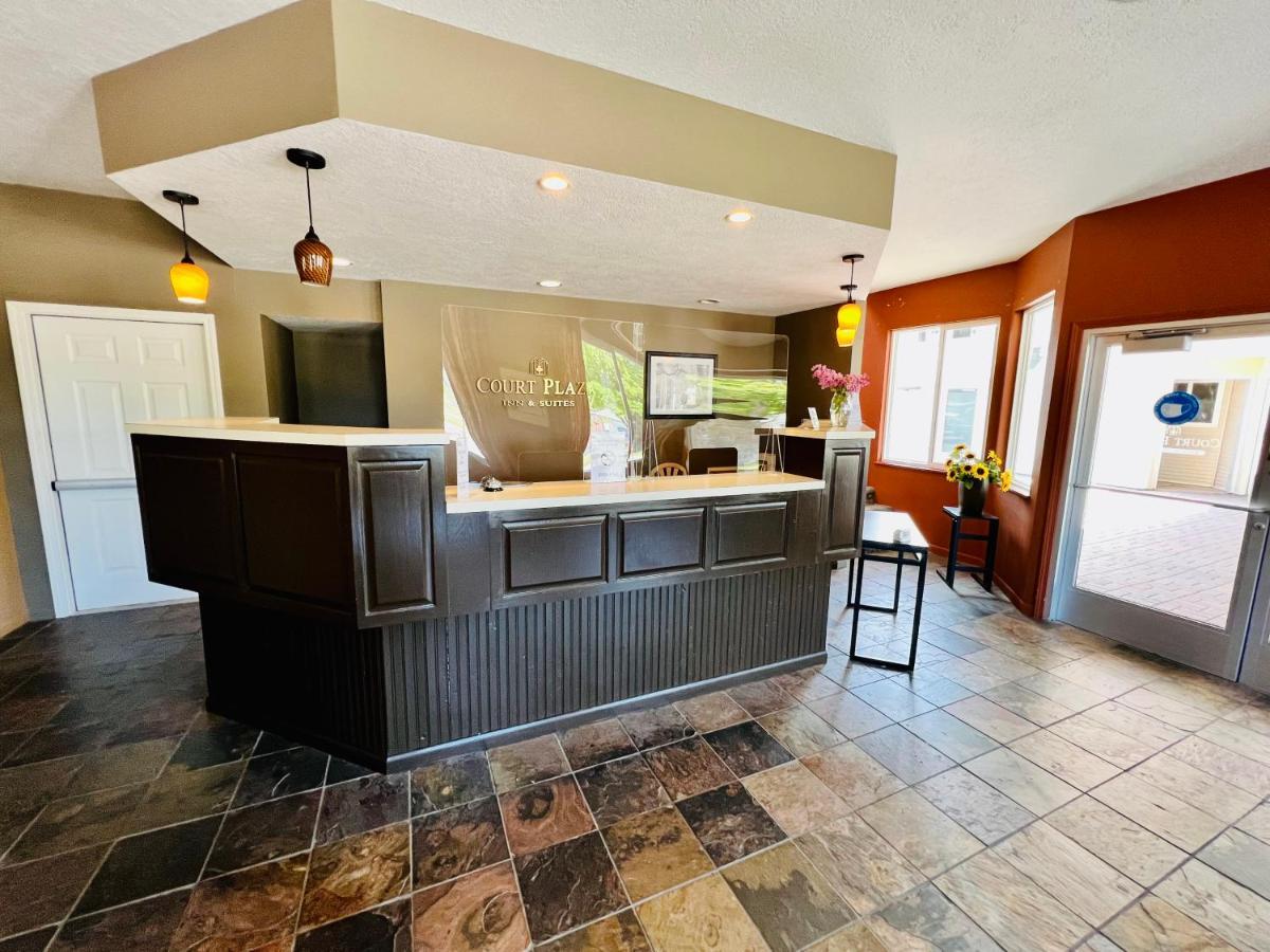 מקינאו סיטי Court Plaza Inn & Suites Of Mackinaw מראה חיצוני תמונה