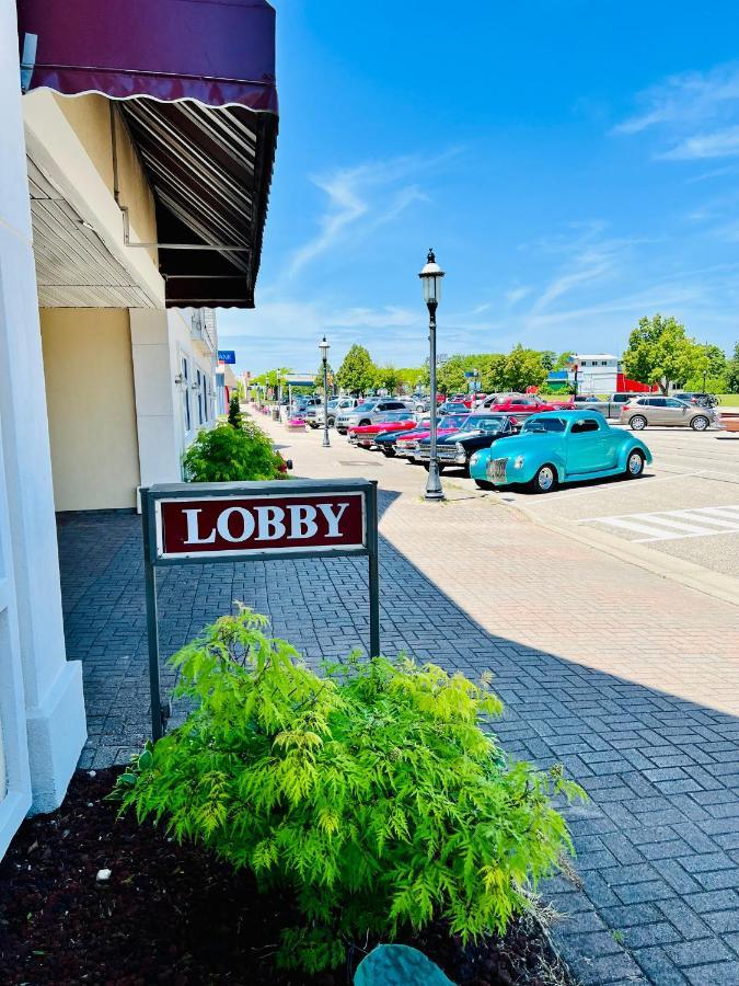 מקינאו סיטי Court Plaza Inn & Suites Of Mackinaw מראה חיצוני תמונה