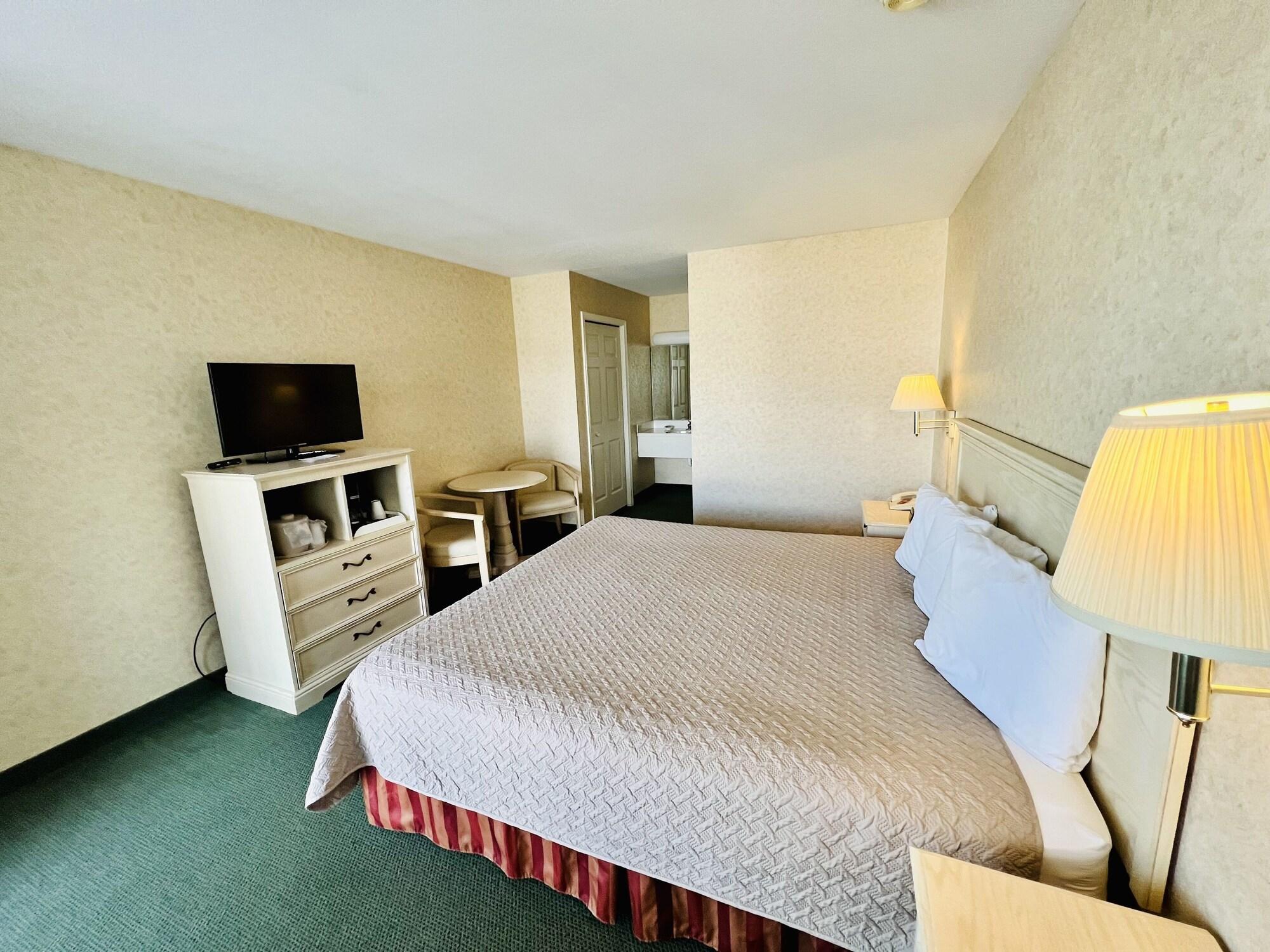 מקינאו סיטי Court Plaza Inn & Suites Of Mackinaw מראה חיצוני תמונה