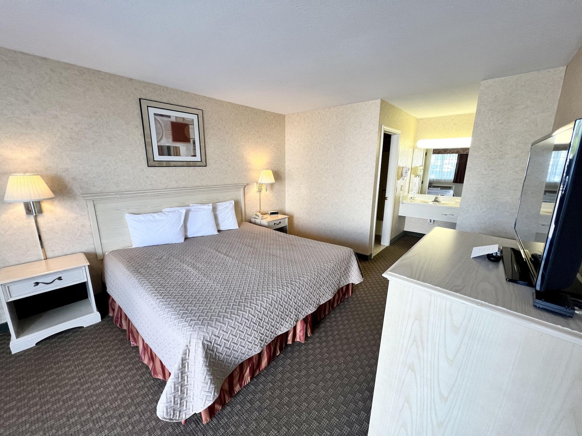 מקינאו סיטי Court Plaza Inn & Suites Of Mackinaw מראה חיצוני תמונה