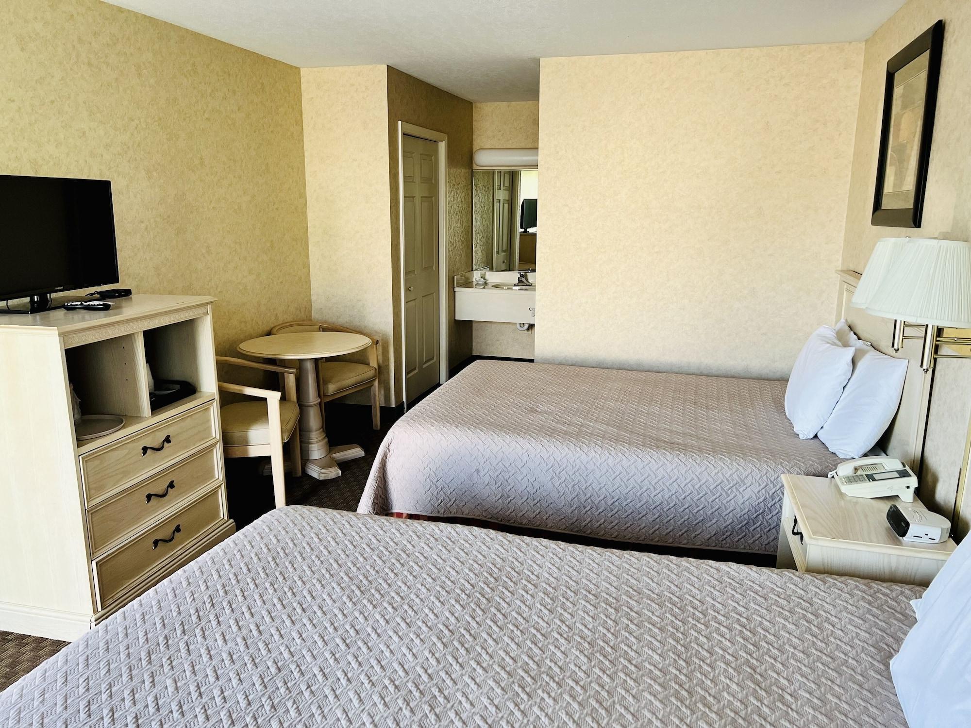 מקינאו סיטי Court Plaza Inn & Suites Of Mackinaw מראה חיצוני תמונה