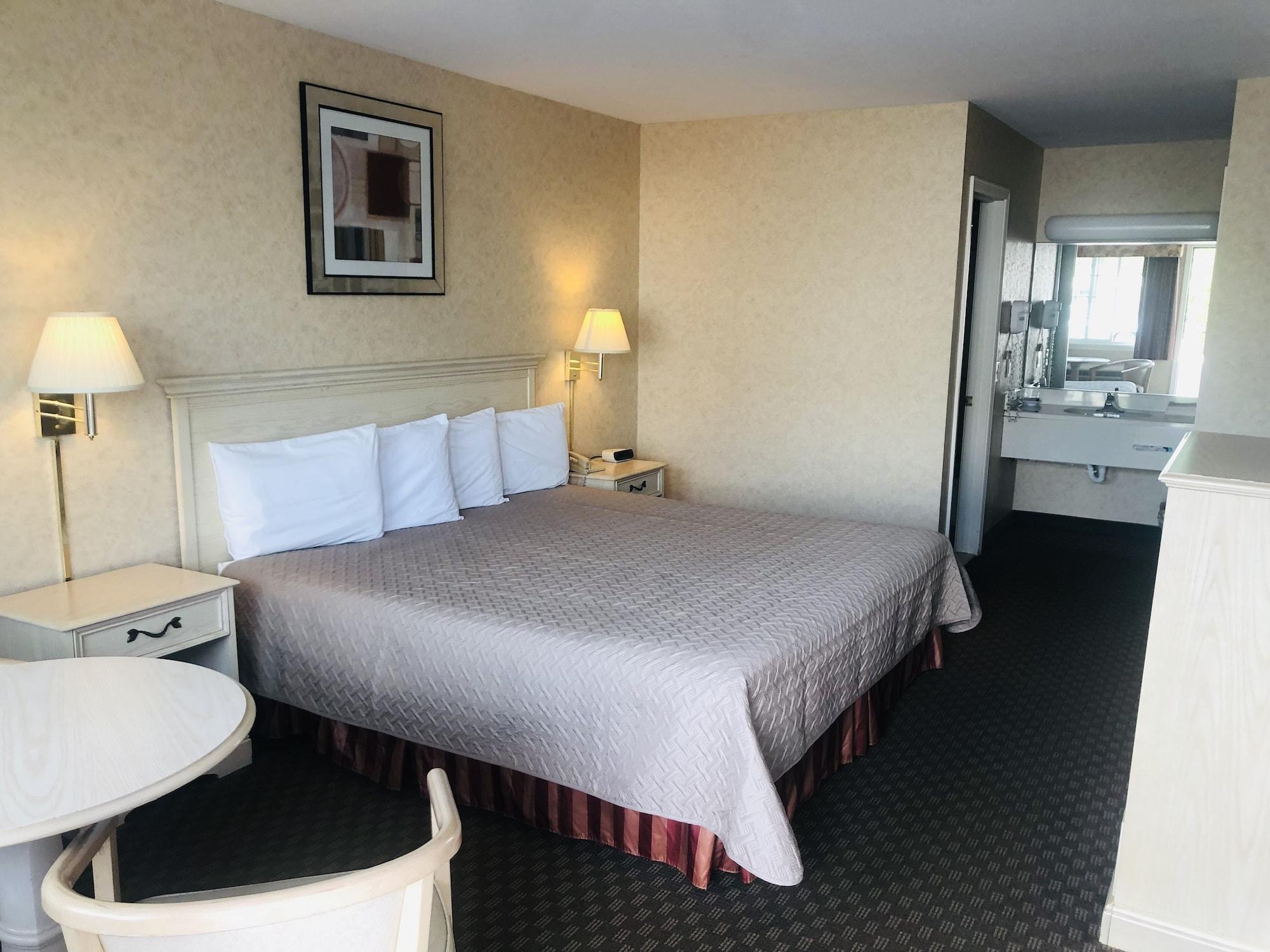מקינאו סיטי Court Plaza Inn & Suites Of Mackinaw מראה חיצוני תמונה