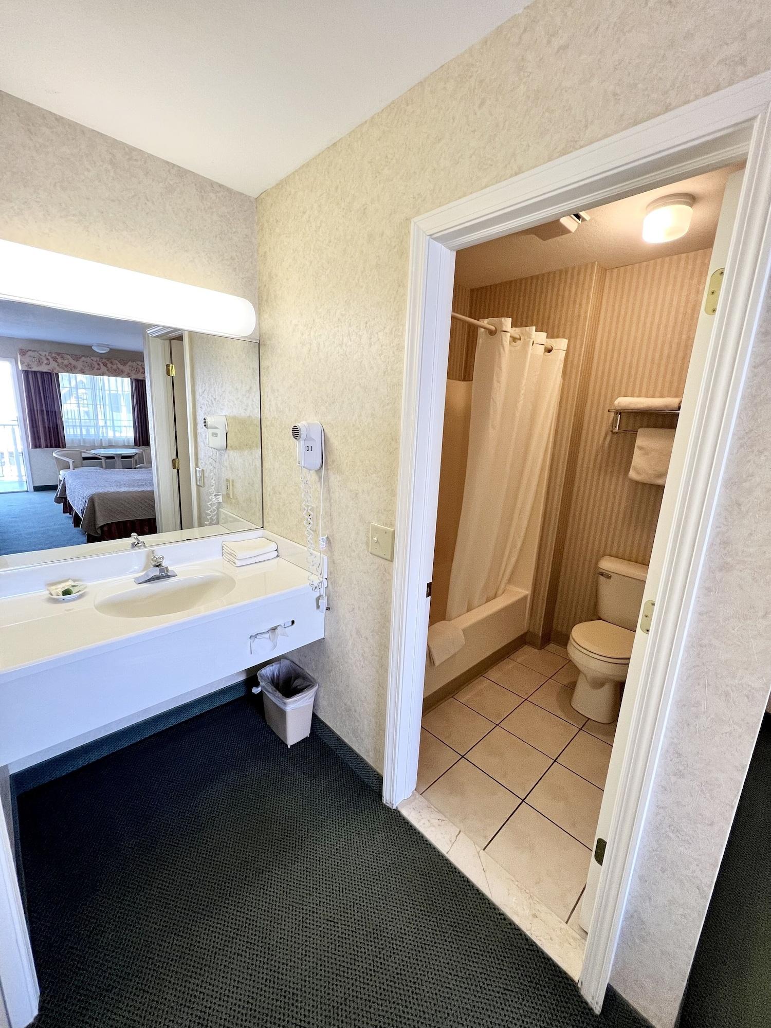 מקינאו סיטי Court Plaza Inn & Suites Of Mackinaw מראה חיצוני תמונה