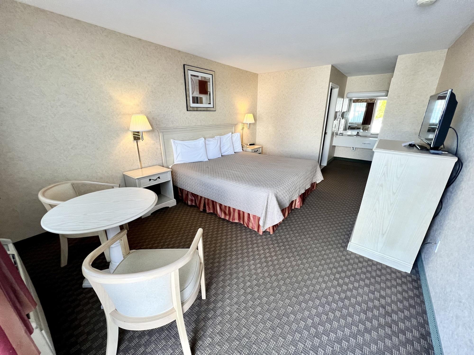 מקינאו סיטי Court Plaza Inn & Suites Of Mackinaw מראה חיצוני תמונה