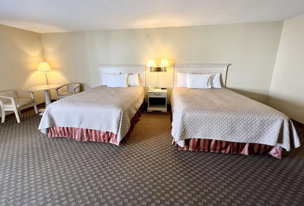 מקינאו סיטי Court Plaza Inn & Suites Of Mackinaw מראה חיצוני תמונה