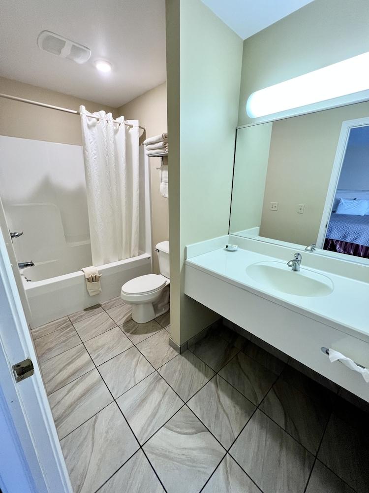 מקינאו סיטי Court Plaza Inn & Suites Of Mackinaw מראה חיצוני תמונה