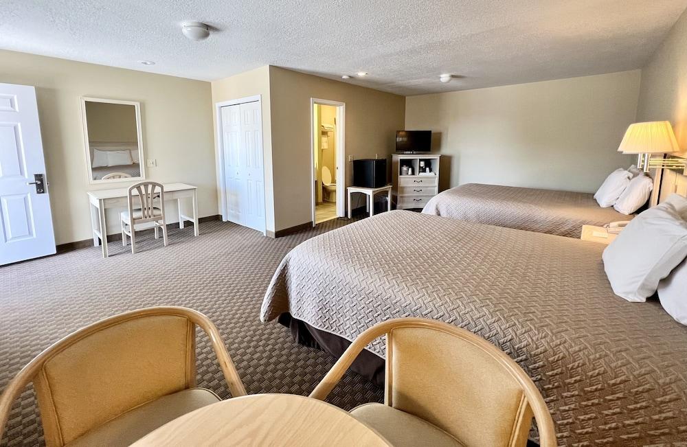 מקינאו סיטי Court Plaza Inn & Suites Of Mackinaw מראה חיצוני תמונה