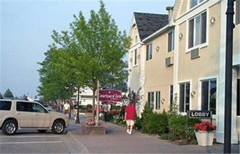 מקינאו סיטי Court Plaza Inn & Suites Of Mackinaw מראה חיצוני תמונה