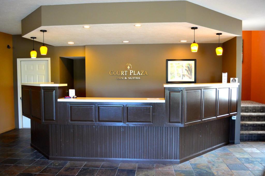 מקינאו סיטי Court Plaza Inn & Suites Of Mackinaw מראה חיצוני תמונה