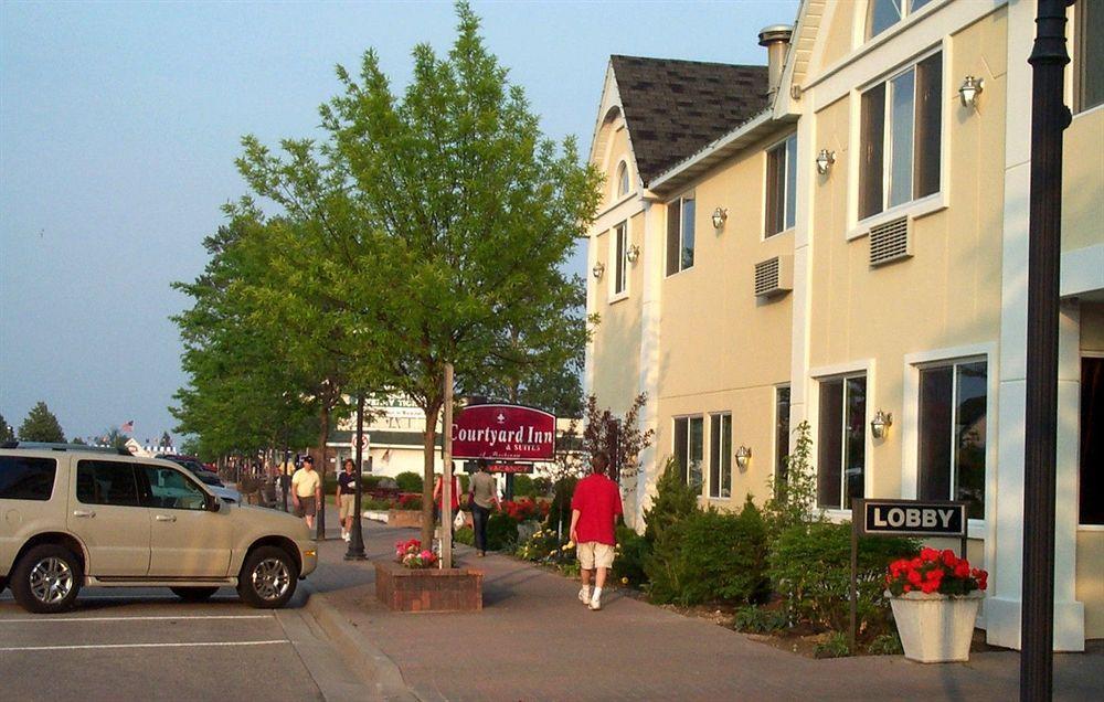 מקינאו סיטי Court Plaza Inn & Suites Of Mackinaw מראה חיצוני תמונה