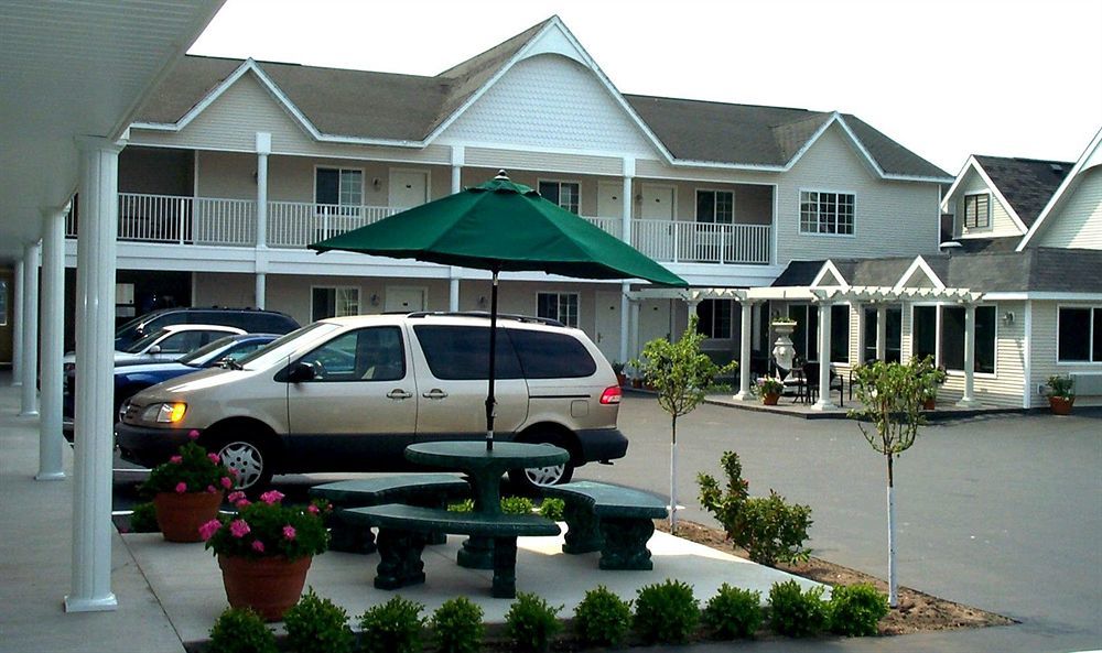 מקינאו סיטי Court Plaza Inn & Suites Of Mackinaw מראה חיצוני תמונה